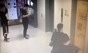 ورود اتومبیل به لابی مرکز خرید