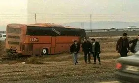برخورد خودروی پراید با اتوبوس دانشجویان حادثه آفرید