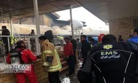 بخشی از بدنه هواپیما که وارد یک منزل مسکونی شده است+عکس