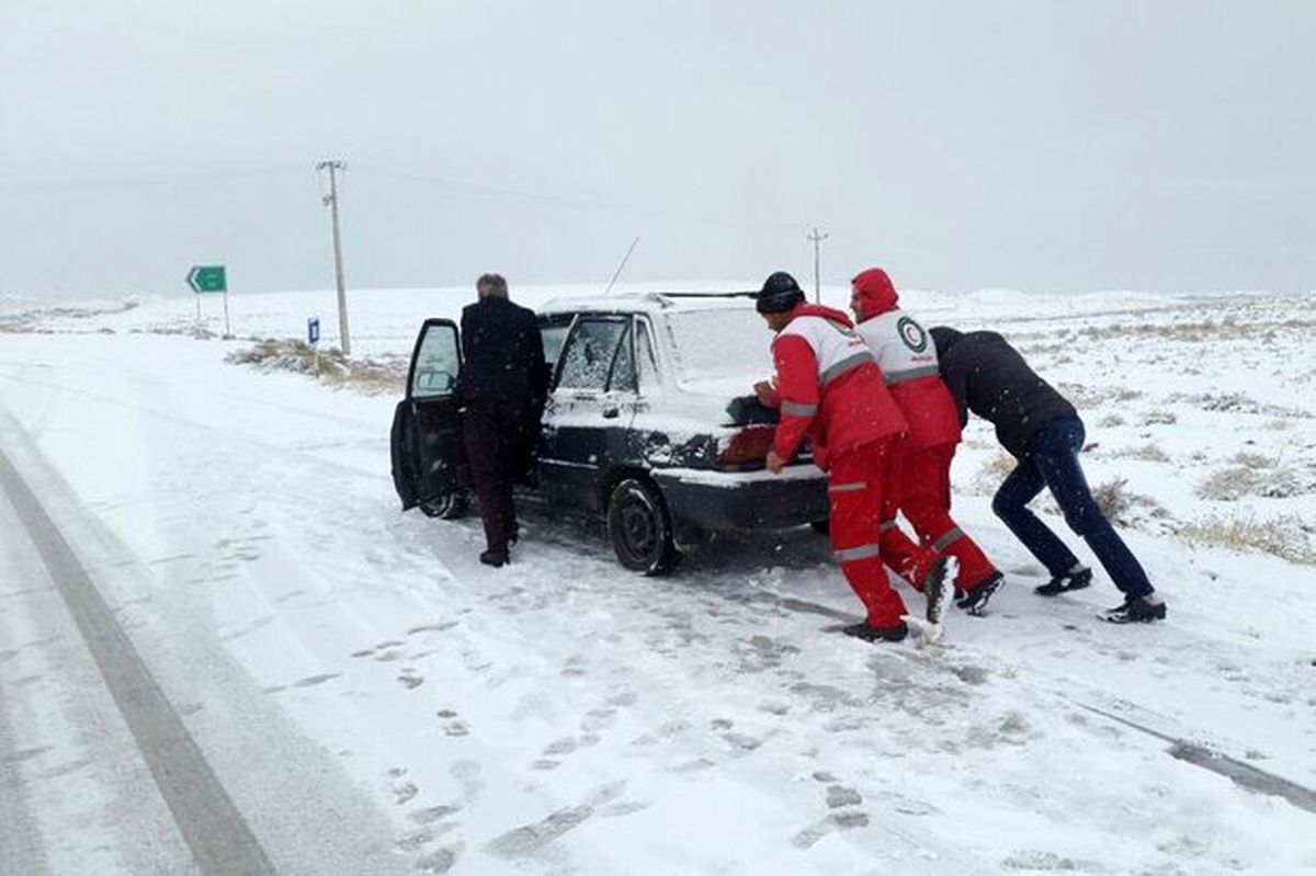 کولاک و مه برخی جاده‌های زنجان را فرا گرفته است