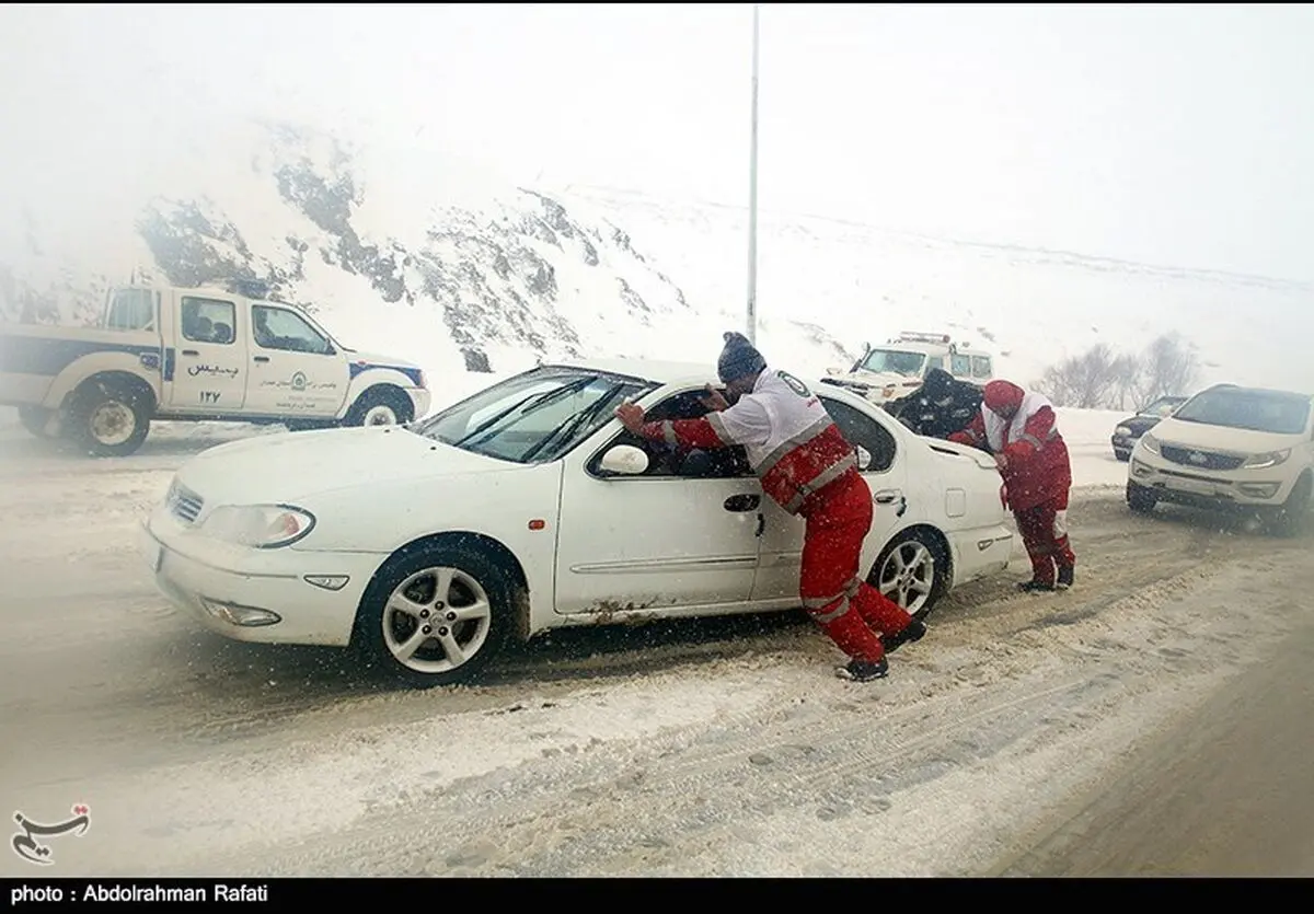 آماده‌باش نیروهای هلال احمر در جاده‌ها/رهاسازی خودروهای گرفتار در برف