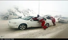 آماده‌باش نیروهای هلال احمر در جاده‌ها/رهاسازی خودروهای گرفتار در برف
