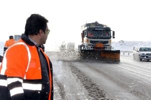 پاکسازی۳۳۰۰کیلومترجاده از برف در مرکزی/تردد در همه محورها جاری است