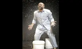 «پابرهنه، لخت، قلبی در مشت» در دیوار چهارم