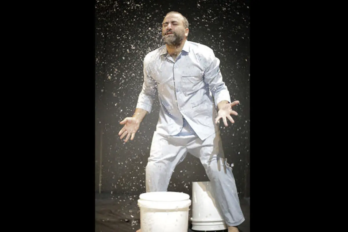 «پابرهنه، لخت، قلبی در مشت» در دیوار چهارم