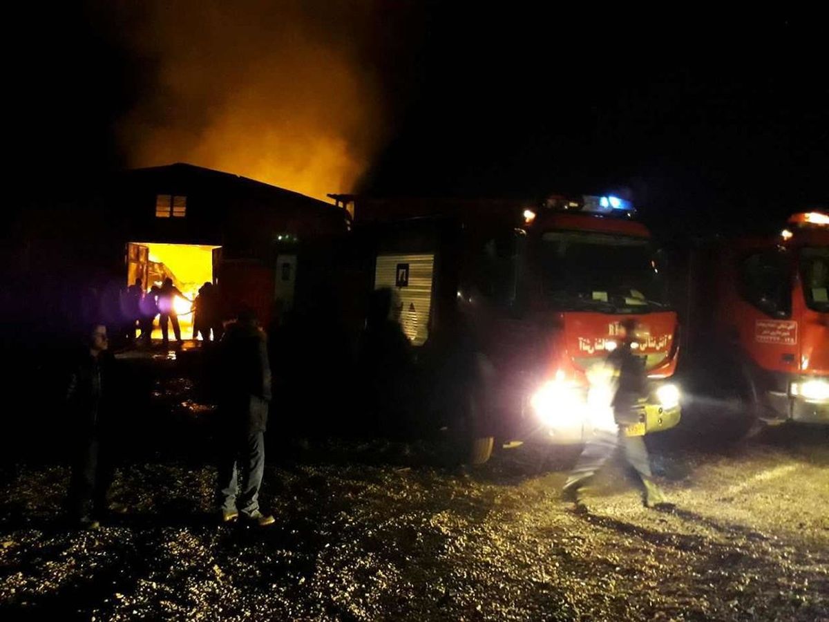 آتش‌سوزی واحد تولیدی مواد شوینده در اهر/علت حادثه هنوز مشخص نیست!