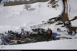 سقوط بهمن در گردنه چری شهرستان کوهرنگ؛ گردنه شاه منصوری مسدود شد