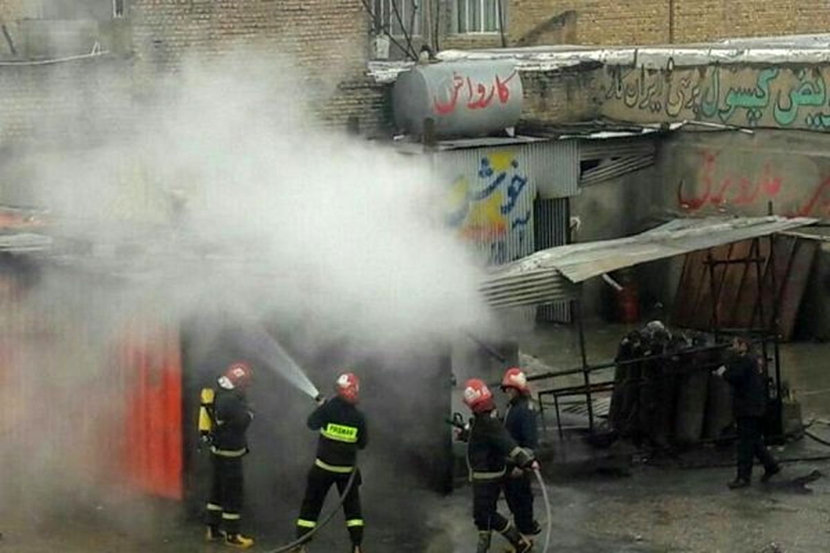 بی احتیاطی موجب آتش سوزی مغازه ای در سنندج شد