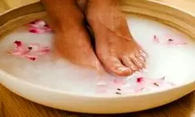 دفع سموم بدن از پا با شست و شوی نمکی