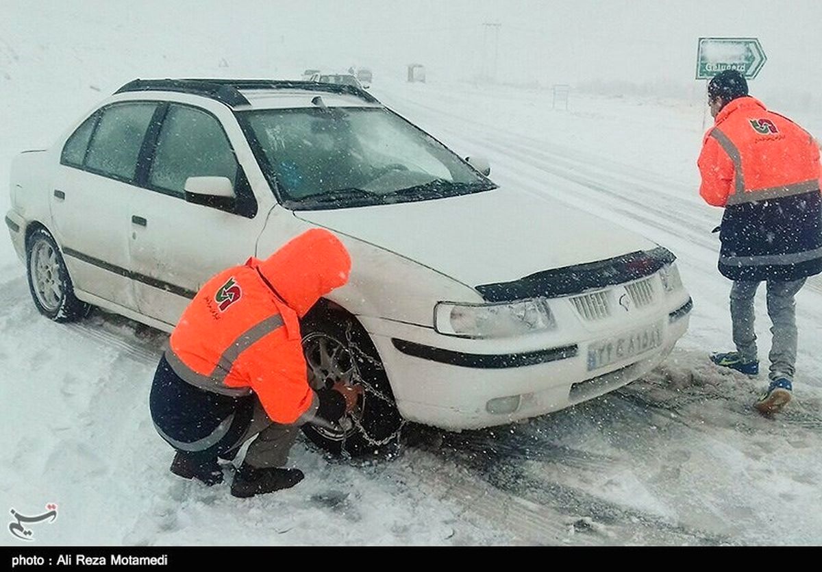راهداران استان فارس به ۹۵ خودرو گرفتار در برف امدادرسانی کردند