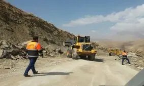 ریزش کوه در برخی از جاده های ایلام/ ترددها جریان دارد