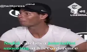 مچ‌گیری ستاره تنیس از خبرنگاری که وسط کنفرانس خوابیده بود! + فیلم