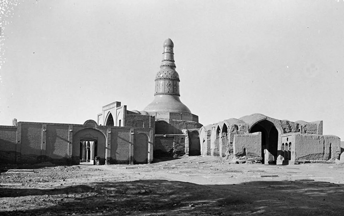 یک امام زاده با گنبد عجیب + تصاویر