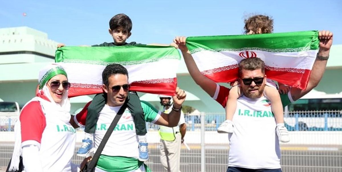 کری هواداران ایران و عراق مقابل ورزشگاه آل مکتوم