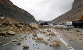ریزش سنگ در برخی از محورهای ارتباطی پلدختر؛ تردد برقرار است