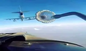 سوخت گیری عجیب هواپیما در آسمان