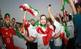 هجوم ایرانی‌‎ها برای خرید بلیت بازی داد خبرنگار عمانی را درآورد