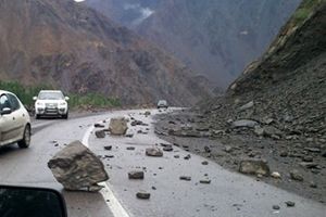 ریزش کوه محور سوادکوه را با ترافیک سنگین مواجه کرد