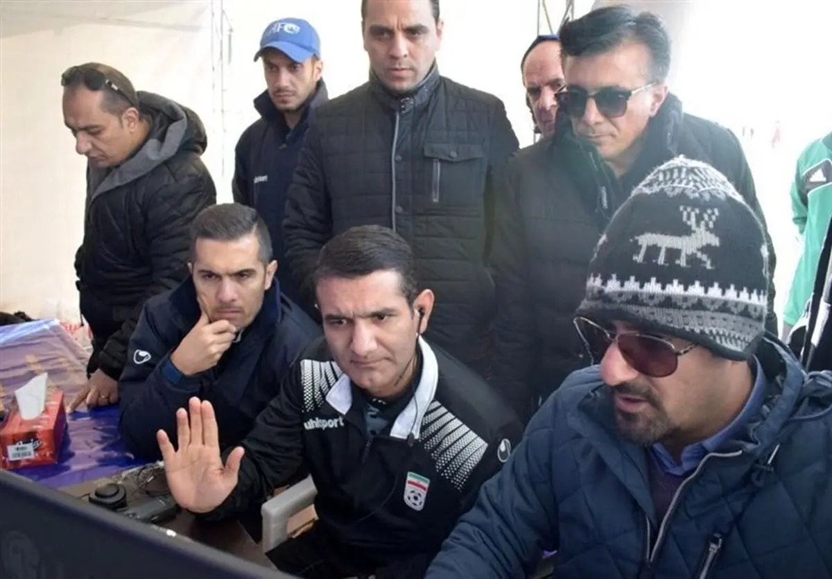 استفاده از سیستم VAR در بازی فوتبال داوران و با حضور سرپرست دبیرکل فدراسیون