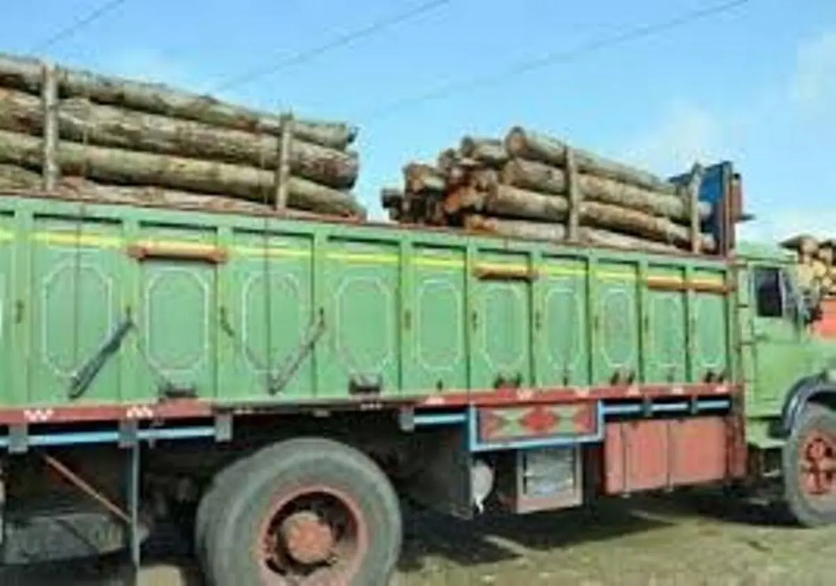 توقف دو کامیون حامل چوب قاچاق