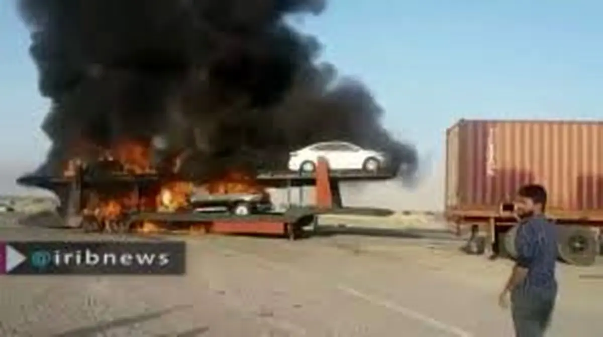 آتش گرفتن تریلی حامل خودرو‌های خارجی در جاده بندرعباس به کهنوج