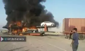 آتش گرفتن تریلی حامل خودرو‌های خارجی در جاده بندرعباس به کهنوج