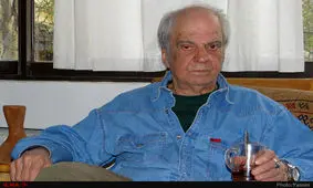 زنانی با چادرهای سیاه و بدون چهره که قدرتِ مردم را نمایندگی می‌کنند