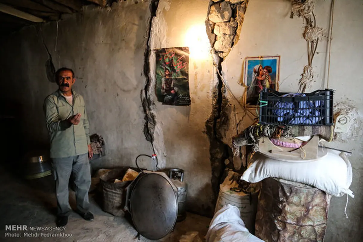 روستایی در معرض رانش زمین و غرق شدن/مردم راه نجات می خواهند