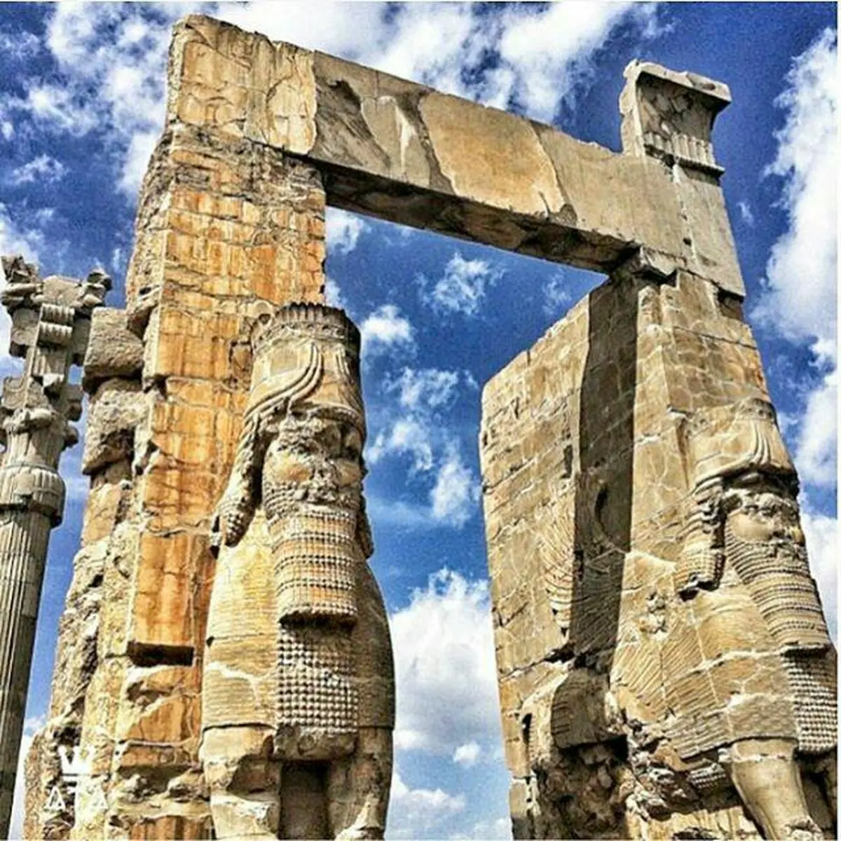 نمایی از دروازه ملل تخت جمشید