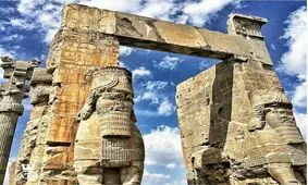 نمایی از دروازه ملل تخت جمشید