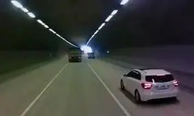 فرار راننده کامیون پس از له کردن یک خودرو در تونل + فیلم