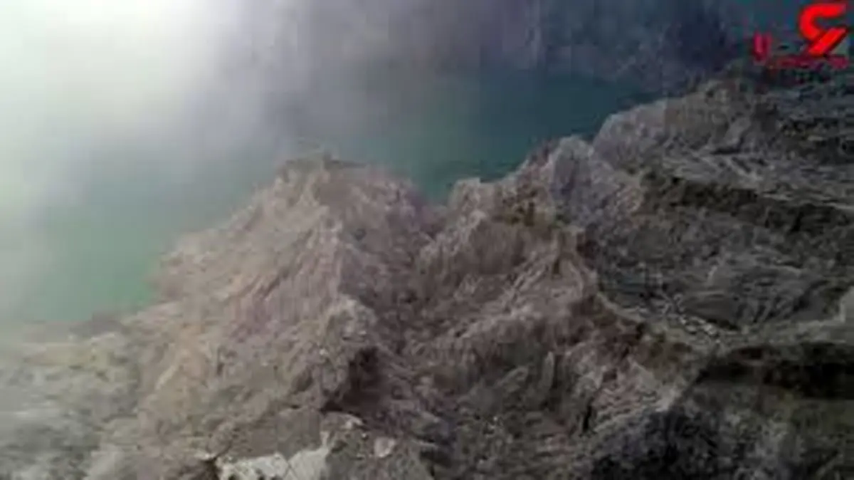 تصاویر خیره‌کننده از دریاچه ای بالای یک آتشفشان فعال+فیلم