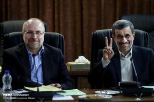 از نشان پیروزی احمدی‌نژاد تا چهره نگران ظریف+ عکس