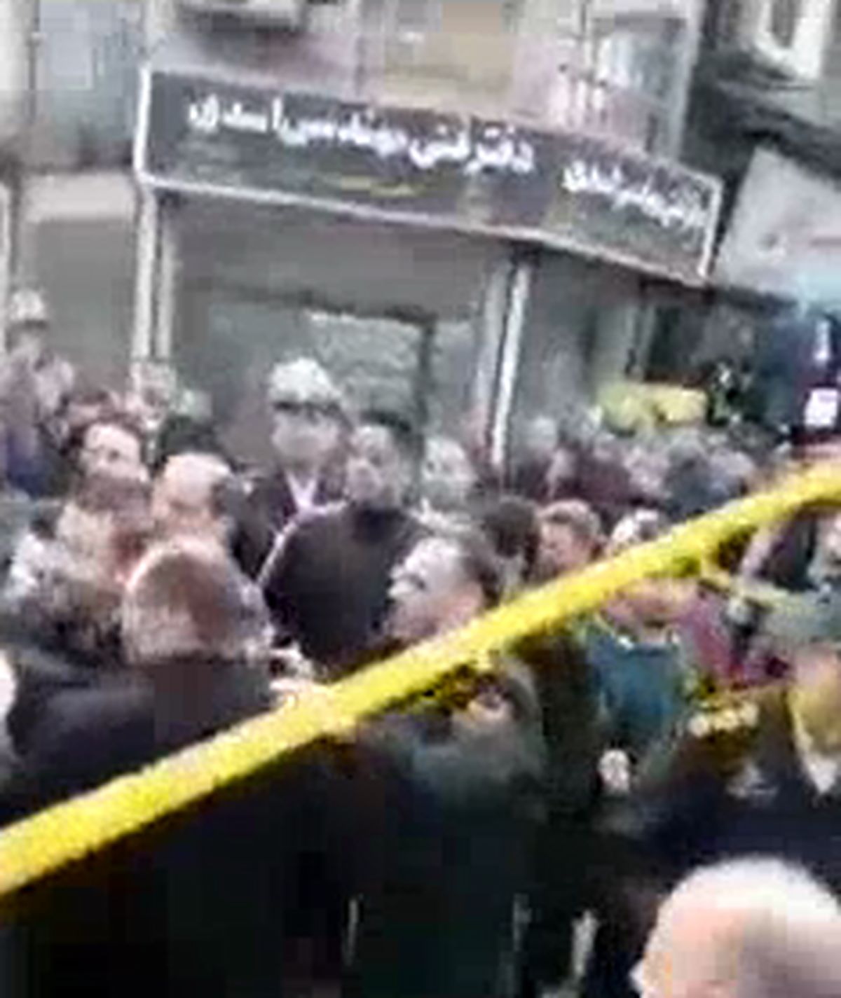 لحظه دیگری از دستگیری سارق مسلح در رشت و انتقال به نیروی انتظامی