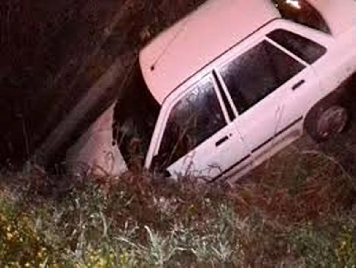 لحظه سقوط خودرو پراید در حفره/ویدئو