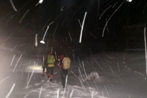 امدادگران فوریت های پزشکی مادر گرفتار شده در برف را نجات دادند