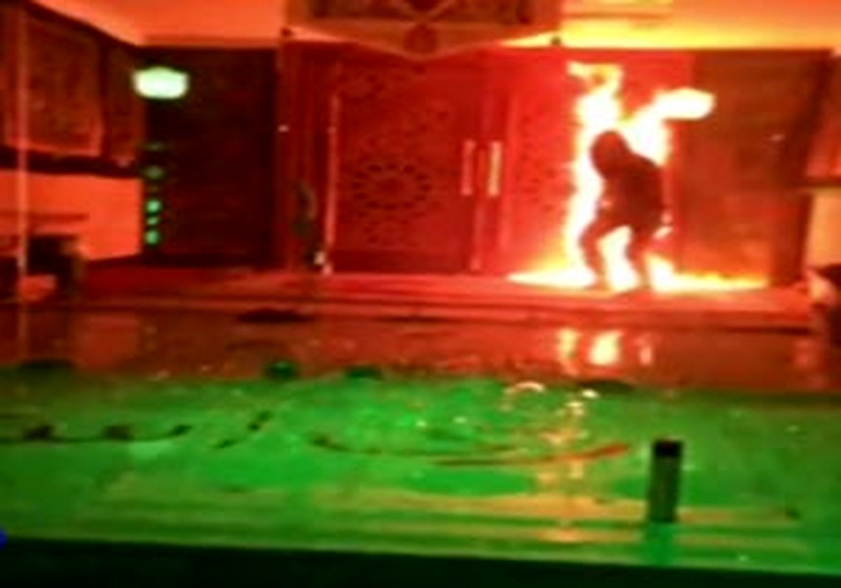 مشتری عصبانی خدمتکار رستوران را زنده زنده به آتش کشید+فیلم