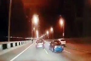 پرت شدن یک خودرو از روی پل پس از تصادف شدید + فیلم