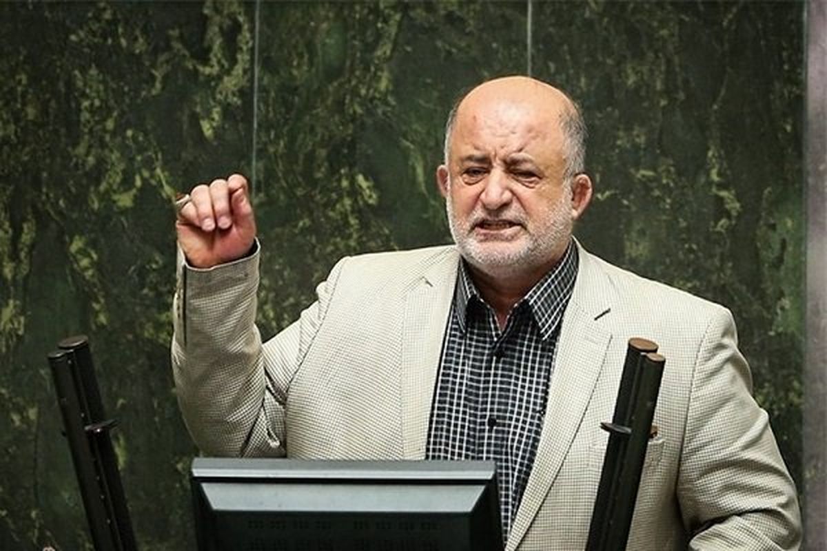 انتقاد قاضی پور نسبت به آنچه خوش رقصی برخی نمایندگان برای دلالان خواند