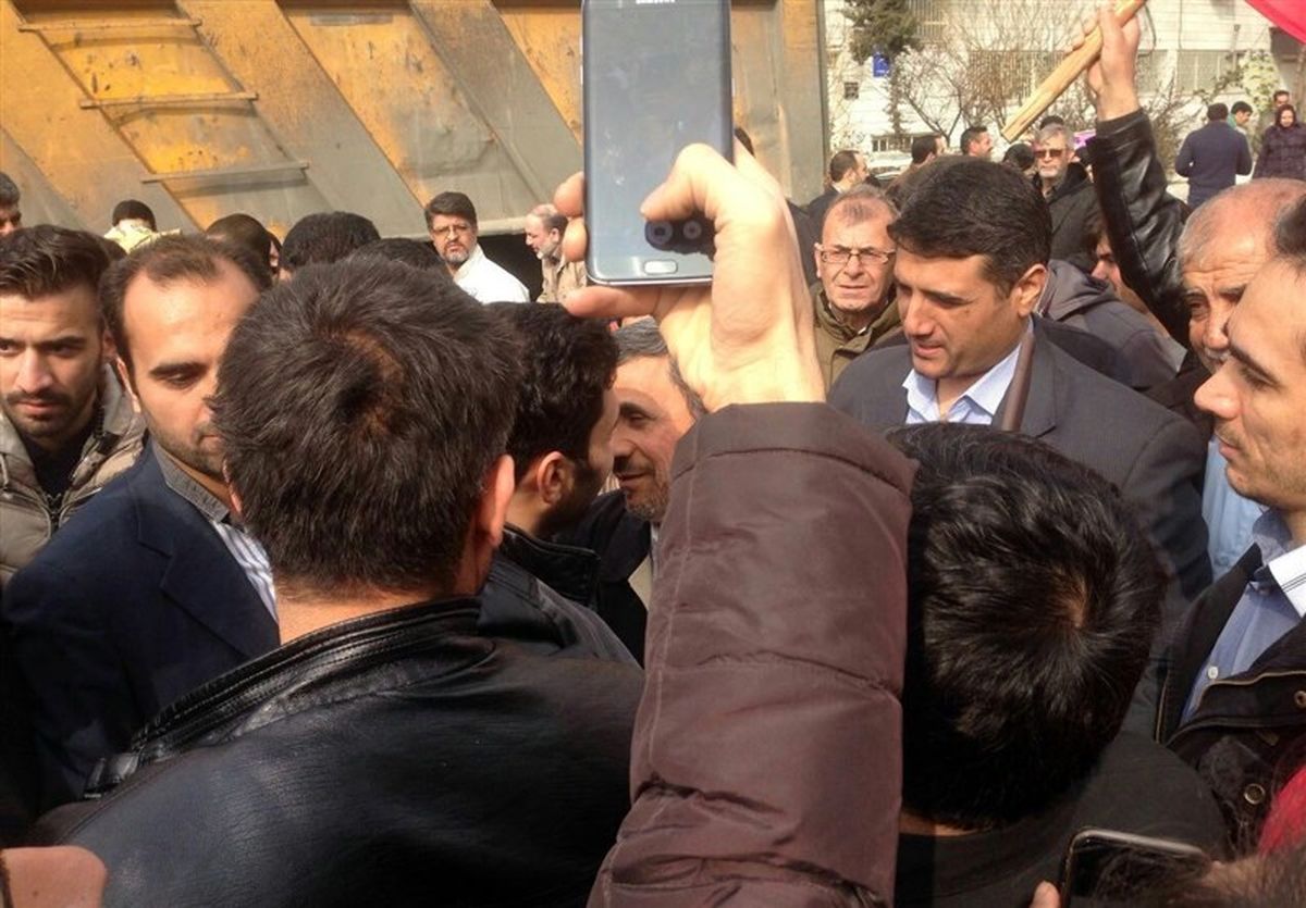 احمدی‌نژاد در راهپیمایی ۲۲ بهمن حضور یافت