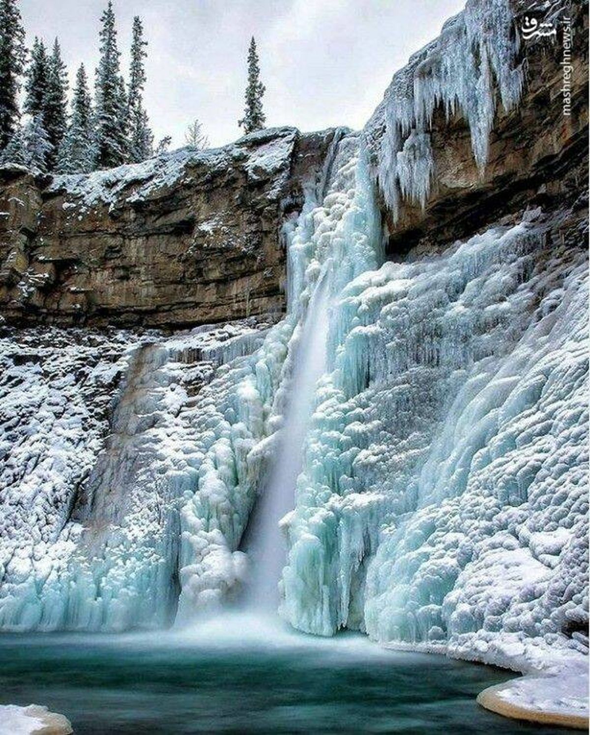 نمایی زیبا از آبشار یخ‌زده در کانادا