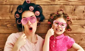 چطور در مهمانی لباس خود را با فرزندتان ست کنید