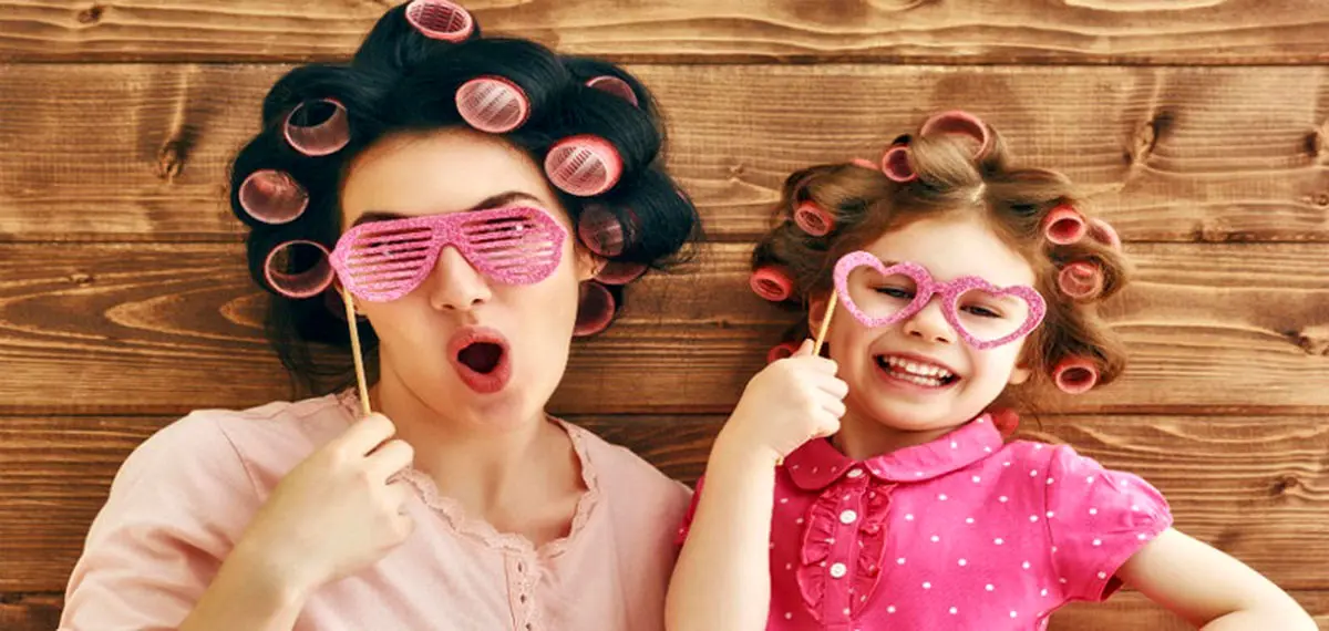 چطور در مهمانی لباس خود را با فرزندتان ست کنید