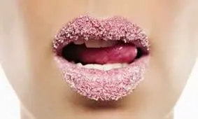 10 کاربرد خانگی و زیبایی شکر؛ از کشتن سوسک تا ماندگاری رژلب