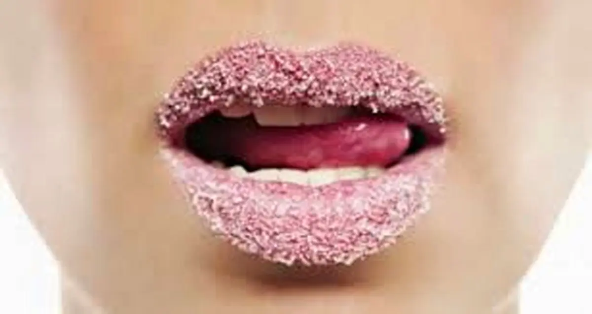 10 کاربرد خانگی و زیبایی شکر؛ از کشتن سوسک تا ماندگاری رژلب