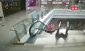 سقوط یک نوزاد از پله برقی + فیلم