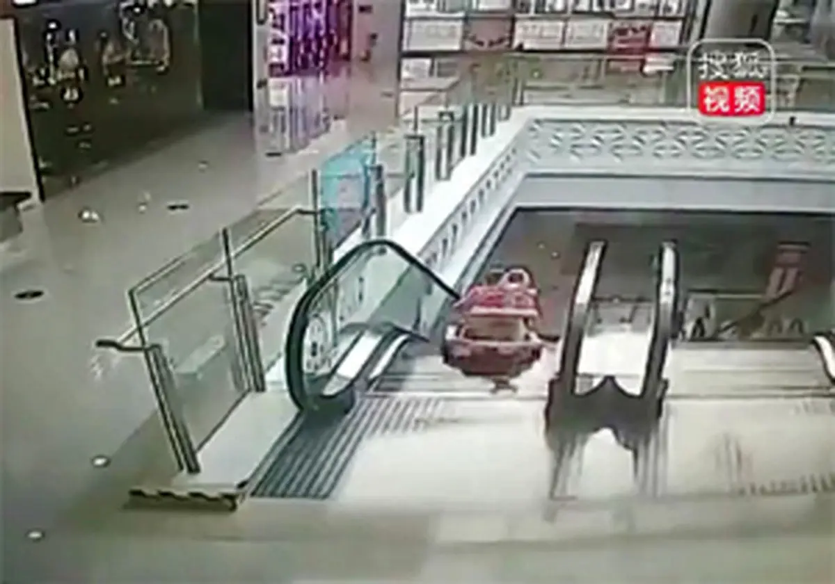 سقوط یک نوزاد از پله برقی + فیلم