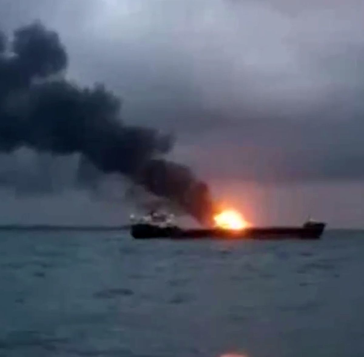 ۱۰ نفر در انفجار ۲ کشتی در تنگه «کرچ» کشته شدند