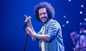 به مناسبت تولد سینا حجازی: اجرای زنده در خندوانه