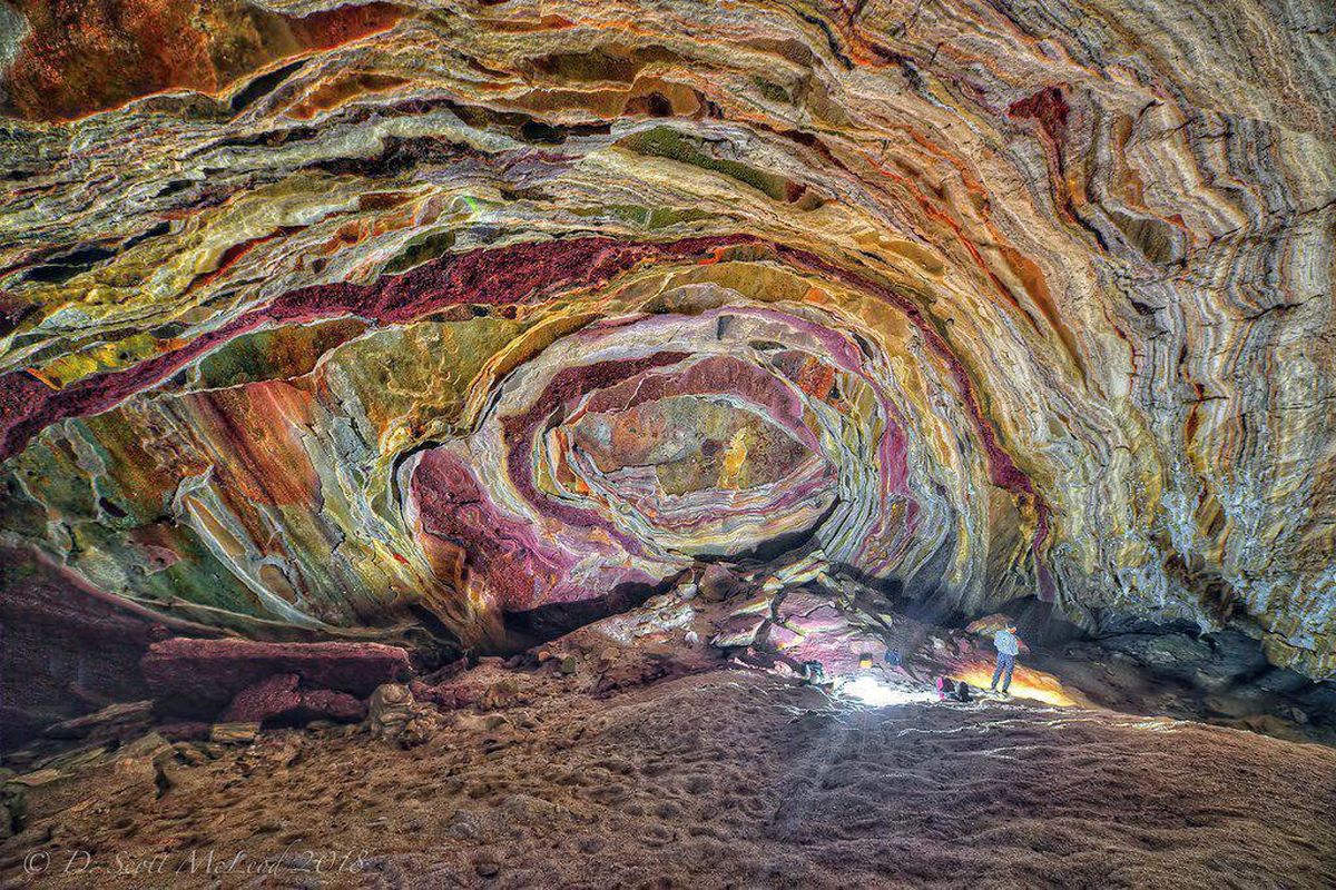 تصویری زیبا از غار نمکدان قشم